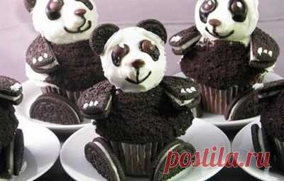 Рецепт капкейков Мишка-панда

Такой рецептов капкейков украсит любой детский праздник!

Хотя такие капкейки Мишка-панда выглядят потрясающе, готовить их совсем несложно! Для оформления медвежат потребуется печенье Орео.