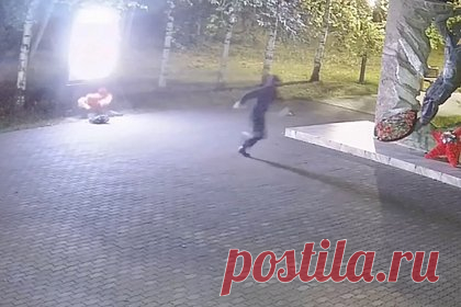 Россиянин в балаклаве кувалдой разбил мемориал в честь бойцов СВО и попал на видео