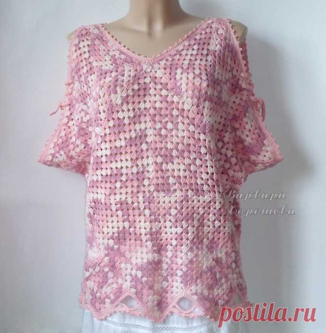 Летняя кофточка связана крючком из хлопковой меланжевой пряжи. Мягкая, нежная, приятная на ощупь.

Оригинальное оформление рукава с помощью шнуровки, актуальной в этом сезоне.

Кофточка имеет свободную форму, поэтому подойдет для нескольких размеров (44-48).