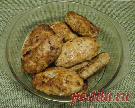 Простые домашние рыбно-кальмарные котлетки, очень вкусные и нежные. Такие в общепите не попробуешь.
