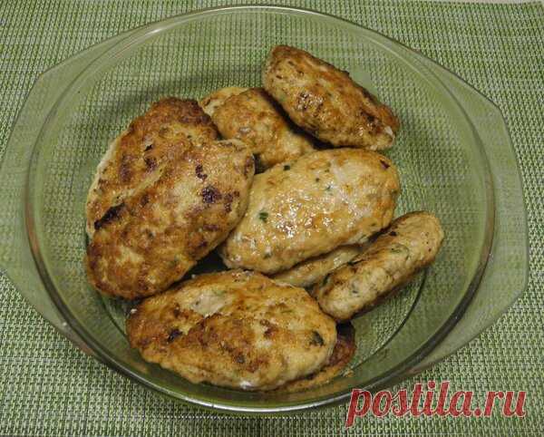 Простые домашние рыбно-кальмарные котлетки, очень вкусные и нежные. Такие в общепите не попробуешь.