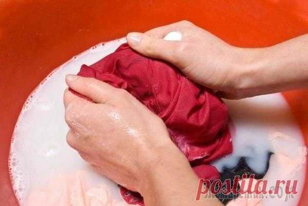 Как убрать любые пятна с одежды Легкий способ убрать любые пятна с одежды.Я примерно полгода назад узнала этот способ. При помощи этого способа можно избавиться от «тяжелых» пятен на тканях. Это могут быть пятна от мазута, масла, жи...