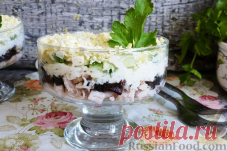 Рецепт: Салат "Нежность" с курицей и черносливом на RussianFood.com