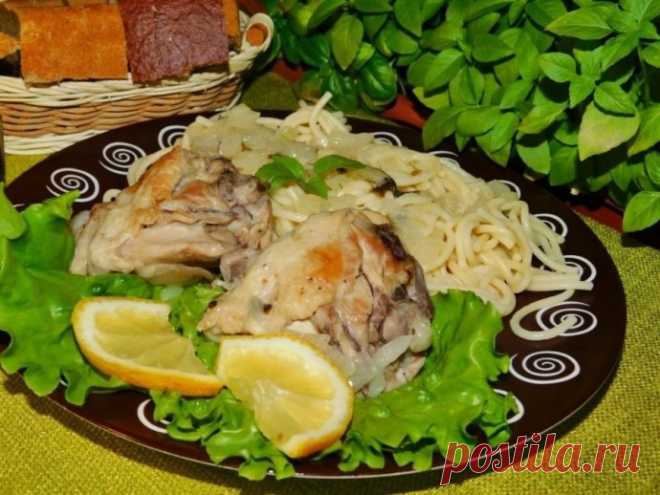 ​Курица с базиликом и лимоном Ингредиенты:Курица (любые части) — 700 гЛук репчатый — 1 шт. Вино белое сухое — 100 мл Лимон — 1 шт. Базилик — 1 пучок Чеснок — 3–4 зубчика Соль — по вкусу Специи — по вкусуПриготовление:1. Курицу полейте соком...