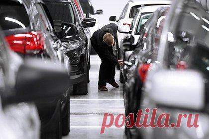 Раскрыты предпочтения россиян при покупке автомобилей зимой. По данным аналитиков сервиса «СберАвто», зимой в 2023 году, помимо марки Kia (на них приходилось 10 процентов от всех сделок), граждане России покупали Toyota, Hyundai, Volkswagen, чуть меньше — Lada, Nissan, BMW, Ford, Mercedes-Benz и Skoda. Летом же лидером продаж стала отечественная марка Lada.