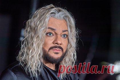 Названа стоимость концертных костюмов Киркорова. Стилист певца Филиппа Киркорова, Максим Ануфриенко, рассказал, сколько стоят концертные костюмы исполнителя, в которых он выступал на своем юбилейном шоу. Мужчина стал гостем YouTube-программы «Алена, блин!». По его словам, для шоу певца было сшито 27 костюмов, общая стоимость которых составила около миллиона евро.