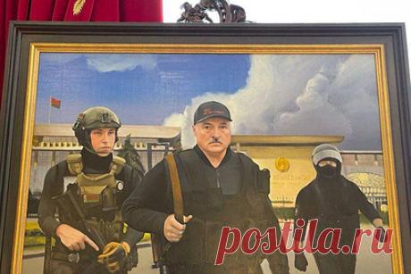 Картину с вооруженным Лукашенко выставили в его рабочей резиденции. Подаренную президенту Белоруссии Александру Лукашенко на День Рождения картину, где он изображен вооруженный автоматом вместе с младшим сыном Колей, выставили во Дворце Независимости. По данным источника, первыми, кто увидел полотно, стали приехавшие в рабочую резиденцию главы государства жители Тихинича.