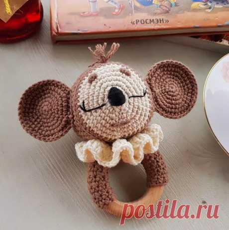PDF Погремушка Чебурашка крючком. FREE crochet pattern; Аmigurumi toy patterns. Амигуруми схемы и описания на русском. Вязаные игрушки и поделки своими руками #amimore - Чебурашка из детского мультфильма Крокодил Гена и его друзья, погремушка в виде чебурашки.