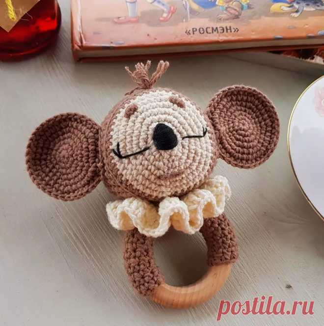 PDF Погремушка Чебурашка крючком. FREE crochet pattern; Аmigurumi toy patterns. Амигуруми схемы и описания на русском. Вязаные игрушки и поделки своими руками #amimore - Чебурашка из детского мультфильма Крокодил Гена и его друзья, погремушка в виде чебурашки.