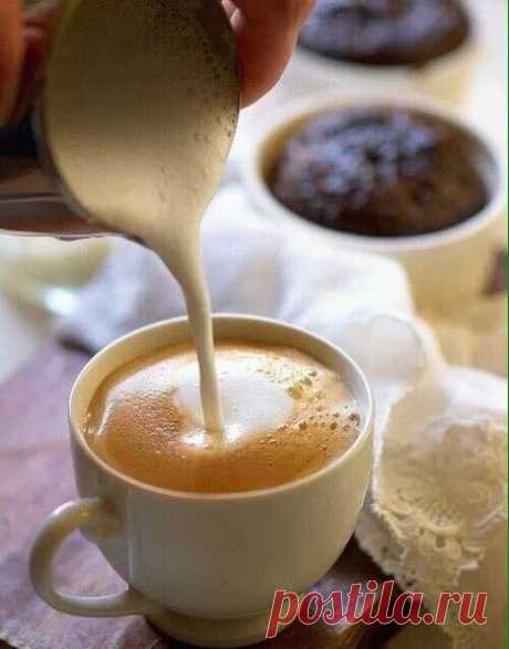 После обеда люди всё же бывают склонны к мелким безумствам. После обеда, повторяю, а не с утра.
Макс Фрай «Одна и та же книга»