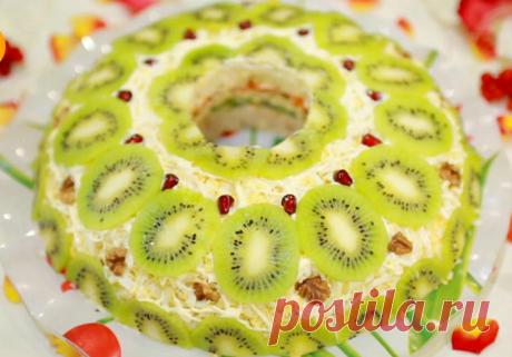 "Малахитовый браслет" - вот какой салат нужно готовить на праздники Ну, вот неравнодушна я к «браслетам», нравится мне сочетание фруктов, овощей и мяса. 

Потому что фрукты всегда привносят в общий ансамбль свою интересную нотку, и уже привычные овощи начинают играть по-новому.И как пройти мимо такой роскоши? Все верно — никак, сметут со стола одним из первых!
Ин