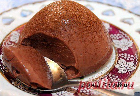 Шоколадный пудинг.

СОСТАВ:
Молоко – 1 л
Мука пшеничная – 1 ст.л.
Крахмал – 2 ст.л.
Сливки – 0,5 стак.
Какао – 3 ст.л.
Сахар – 1 стак.
Яйцо (желток) – 1 шт

СПОСОБ ПРИГОТОВЛЕНИЯ:
В молоко влить сливки. Добавить муку, крахмал, какао, сахар и желток. Хорошо перемешать.
Варить, помешивая, до загустения, минут 15.
Горячий пудинг разлить по креманкам. Охладить и убрать в холодильник на 2-3 часа.
•••подробнее