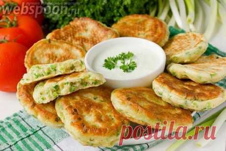 Вкусные и мягкие оладьи из зеленого лука - это прекрасный завтрак или перекус