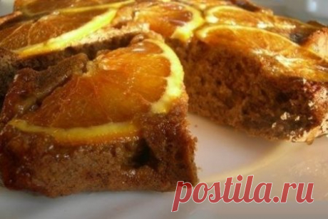 Кофейный пирог с апельсинами Ингредиенты:  Куриное яйцо - 5 шт. Сливочное масло - 100 г. Сахарная пудра - 100 г. Кофе молотый - 30 г. Мука пшеничная - 250 г. Разрыхлитель теста - 5 г. Апельсины - 70 г. Растительное масло - 5 мл. Мёд - 30 г.