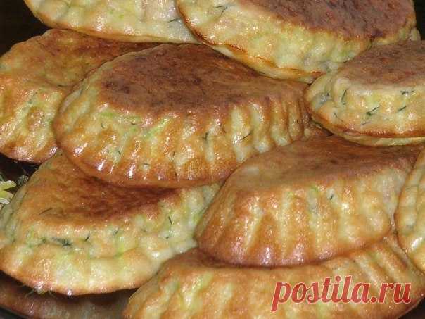 В сезон, всегда готовлю кабачковые кексики с беконом и зеленью! Дети уплетают!