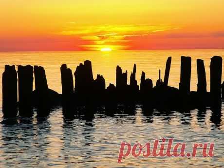 «от дня остались головешки,и тонет в море огненный закат....» . Светлогорск