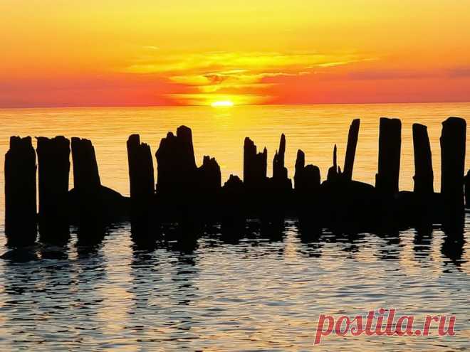 «от дня остались головешки,и тонет в море огненный закат....» . Светлогорск