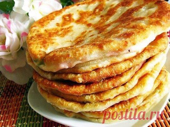 СЫРНЫЕ ЛЕПЁШКИ ЗА 5 МИНУТ 
🏻ИНГРЕДИЕНТЫ:
 150 г любого сыра по вкусу
2 стакана муки пшеничной
1 стакан кефира
 по 1/2 ч.л. сахара, соли и соды
🏻ПРИГОТОВЛЕНИЕ:
Теплый кефир налить в глубокую миску, всыпать сахар, соль и соду, перемешать и на 5 мин оставить смесь.
На мелкой терке потереть сыр, вместе с мукой добавить его к кефирной массе и замесить тесто, работая сначала ложкой, потом вымешивая тесто в течение 3 мин руками.Разделить приготовленное тесто на 5 равных частей,