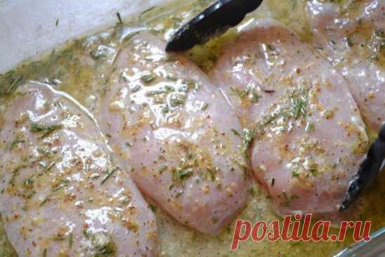 МАРИНАДЫ ДЛЯ КУРИНОЙ ГРУДКИ: ТОП-6 РЕЦЕПТОВ 
Только самые удачные рецепты!
№1 - Пряный маринад
Ингредиенты:
● Луковицы - 1шт
● Чеснок - 3 зубчика
● Лимонный сок - 30мл
● Красный перец молотый и соль - по вкусу
Приготовление:
Лук и чеснок мелко порубить и смешать с солью и перцем. Засыпать получившейся смесью кусочки курицы, перемешать и оставить в прохладном месте на 4−6 часов
№2 - Пивной маринад
Ингредиенты:
● Соевый соус - 200мл
● Мёд - 150г
● Пиво - 200мл
● Че