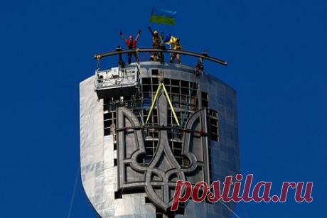 На Украине языковой омбудсмен призвал убрать вывески на русском языке. Языковой омбудсмен Украины Тарас Креминь призвал убрать из украинских городов вывески на русском языке. Об этом пишет РИА Новости со ссылкой на соцсети чиновника. Госчиновник призвал местные власти обеспечить языковые права граждан и убрать вывески и рекламу «на негосударственном языке».