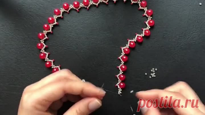 Простое ожерелье из бисера и бус. Автор мк Sonysree Creations