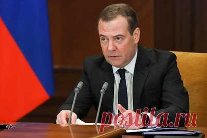 Медведев пообещал жесткий ответ Москвы на действия зарубежных политиков. Москва жестко ответит на действия зарубежных политиков, которые вынуждают свои компании покинуть Россию. Такое обещание дал заместитель председателя Совета безопасности России Дмитрий Медведев. По его словам, основная цель политиканов заключается в том, чтобы оказать жесткое давление на акционеров предприятий.