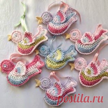 Маленькие радужные птички крючком