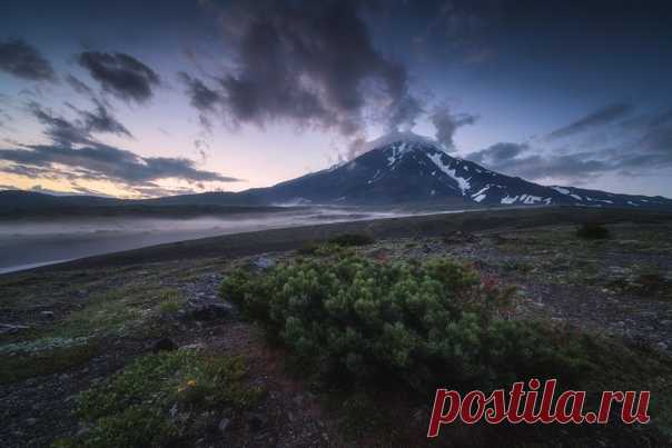 Корякская сопка в вечерних сумерках Камчатки. Снимал Алексей Оборотов: nat-geo.ru/community/user/192312 Добрых снов.
