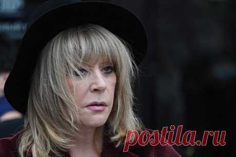 Журналист рассказал о романе Пугачевой и Розенбаума. Журналист Денис Сорокин рассказал о романе между артистами Аллой Пугачевой и Александром Розенбаумом. Он напомнил, что тогда Пугачева была замужем за концертным директором и продюсером Евгением Болдиным. Несмотря на это, певица часто ездила к Розенбауму в Ленинград.