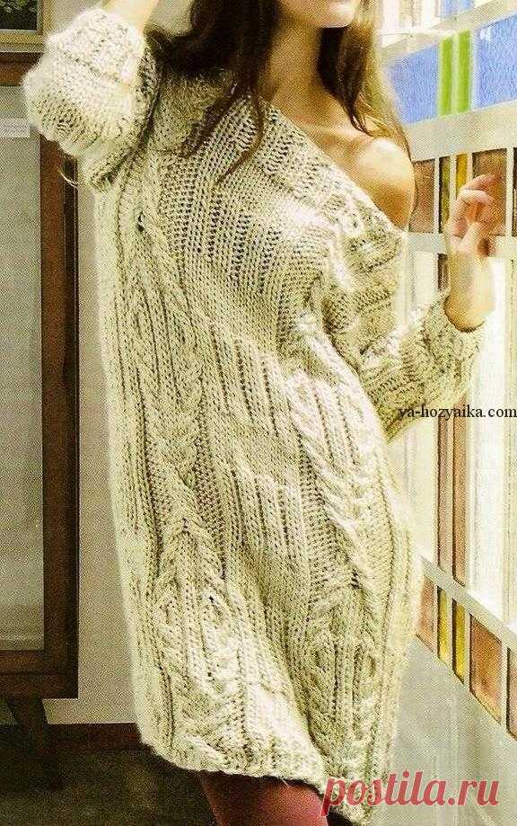 Платье с широким вырезом спицами. Модное платье спицами крупной вязки Платье-свитер с широким вырезом. Модное платье спицами крупной вязки