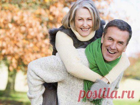 А тебе все равно, что морщинками кожа отмечена,
Что в прическе предательской сетью сквозит седина...
Мальчик мой, для тебя я - всего лишь любимая женщина,
И поэтому вечно прекрасна и вечно юна.
Смотрят юные девочки в спину пытливыми взглядами:
Расцвела - не узнать, но не видят цветенью причин.
Красота создается не красками и не нарядами,
Красота создается глазами влюбленных мужчин...

Бабье Лето
•••подробнее