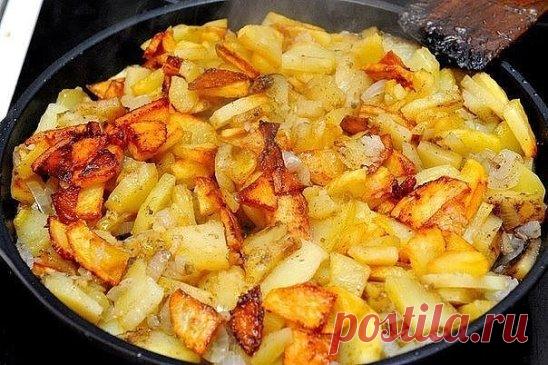 ЖАРИМ КАРТОШКУ ПРАВИЛЬНО 
Все любят жареный картофель, причём даже те, кто считает это блюдо вредным. Но хоть иногда можно побаловать себя вкусной румяной картошечкой? Есть несколько правил, которые помогут вам приготовить вкусный, поджаристый картофель.
Правило №1
Картофель после очистки и нарезки обязательно надо замочить в холодной воде. Вода должна быть холодной для того, чтобы вытянуть из корнеплода крахмал. Если вода будет горячей или тёплой, крахмал останется в корнеплодах, и готовое б