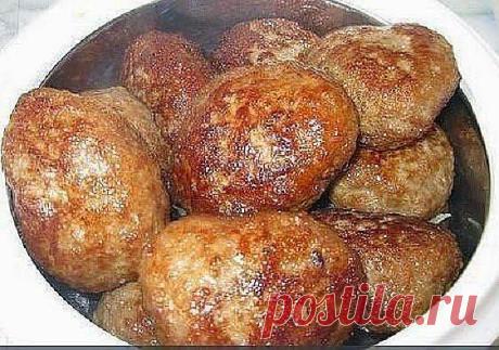 7 секретов приготовления вкуснейших котлет.

Прочитав эту статью, вы научитесь жарить такие вкусные котлеты, что вам позавидует любой шеф-повар! Почему у одних хозяек котлеты получаются нежными и сочными, а у других подгоревшими и сухими? Все дело в том, что первые знают и применяют на практике несколько крайне важных секретов приготовления вкусных котлет, которыми я с вами с удовольствием поделюсь.

Секрет 1. Для приготовления котлет используйте смешанный фарш, состоящий ...