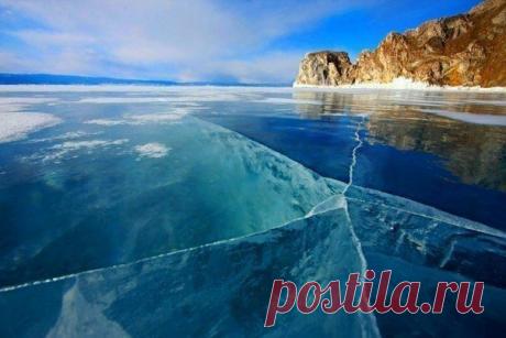 Замерзший Байкал.