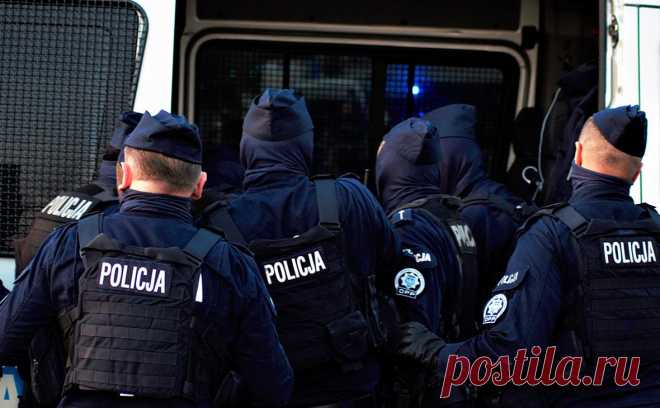 Польша депортирует 57 украинцев после флагов УПА на рэп-концерте. В Польше возбудили уголовные дела против 63 человек, которые должны покинуть страну после инцидента на концерте белорусского рэпера Макса Коржа в Варшаве.