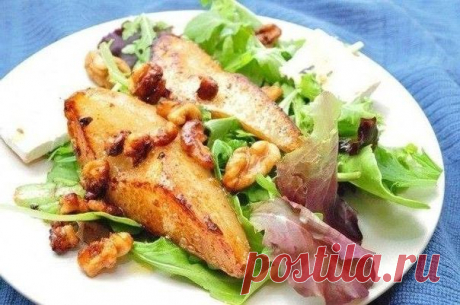 Обжаренная груша с рукколой и листьями салата