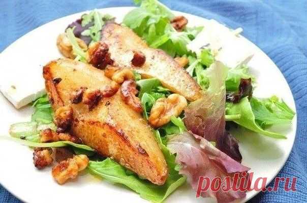 Обжаренная груша с рукколой и листьями салата
