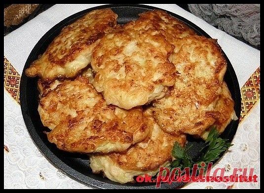 Мясо по-албански
Ингредиенты:
Филе куриной грудки - 1кг
Шампиньоны - 200гр
Яйцо - 1шт
Лук - 1шт
Чеснок - 2-3зуб.
Сметана - 3ст.л.
Крахмал - 2 -3ст.л.
Соль - 1/2ч.л.
Молотый черный перец - 1/3ч.л.
Раст. масло - 1/2ст.

Приготовление:
Куриное филе нарежьте мелкими кубиками. Грибы нарежьте очень мелко. В глубокой миске соедините грибы, курицу, яйцо, крахмал и сметану, посолите и поперчите. Перемешайте.
На мелкой терке натрите луковицу и чеснок. Тщательно вмешайте в фарш и пос...