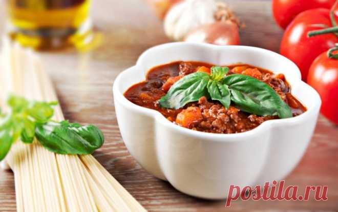 Классический соус болоньезе Рецепт томатно-мясного соуса с пряными травами. Это классический рецепт итальянской кухни, который подходит к любой пасте.Ингредиенты:смешанный фарш - 500 г лук - 1 шт. морковь - 2 шт.стебли сельдерея - 3 шт. вино белое сухое - 250 мл консервированные помидоры - 500 мл молоко - 250 мл...