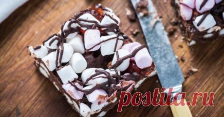 Шоколадный торт без выпечки – вкусное угощение, которое готовится быстро и просто.