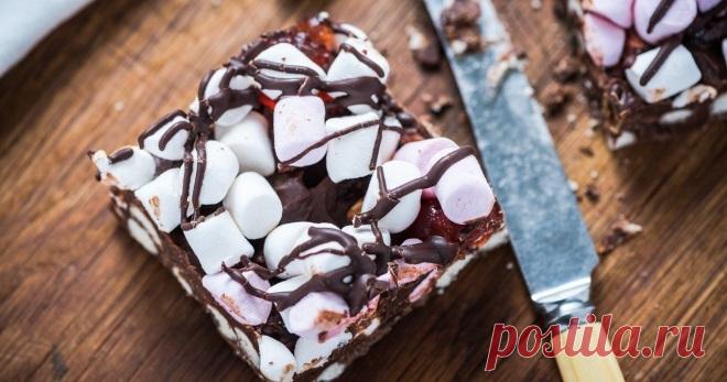 Шоколадный торт без выпечки – вкусное угощение, которое готовится быстро и просто.