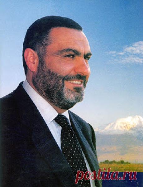 ...Թուրքն ուզում էր վերջին հային թանգարանի նմուշ դարձնել՝ չկարողացավ։ Ոչ ոք չի կարող։ Ես ուրիշ բանից եմ վախենում։ Վախենում եմ, որ մարդը, իսկական մարդը, մարդ կոչվելու իրավունք ունեցող մարդը շուտով կդառնա թանգարանի նմուշ...
Վազգեն Սարգսյան