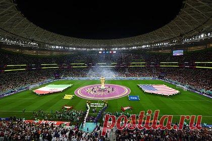 Фаната за пять секунд заставили убрать украинский флаг на матче ЧМ Иран-США. Фанат развернул флаг Украины на трибуне во время матча третьего тура чемпионата мира между сборными Ирана и США по футболу. Стюард потребовал прекратить демонстрировать символику третьей страны, и болельщик подчинился. Инцидент занял не более пяти секунд.