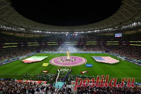 Фаната за пять секунд заставили убрать украинский флаг на матче ЧМ Иран-США. Фанат развернул флаг Украины на трибуне во время матча третьего тура чемпионата мира между сборными Ирана и США по футболу. Стюард потребовал прекратить демонстрировать символику третьей страны, и болельщик подчинился. Инцидент занял не более пяти секунд.