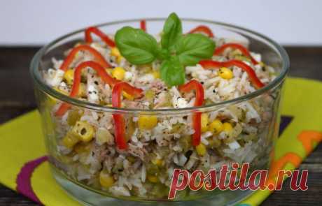 Салат с тунцом, рисом и овощами.
Рецепт вкуснейшего салата из консервированного тунца, вареного риса, соленых огурцов, кукурузы, куриных яиц с добавлением сушеного базилика и растительного масла.