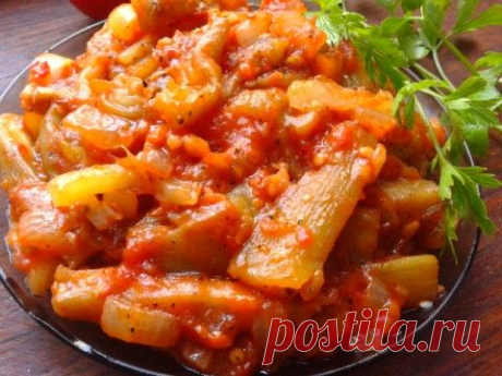 Баклажаны в томатном соусе с чесноком и сладким перцем.