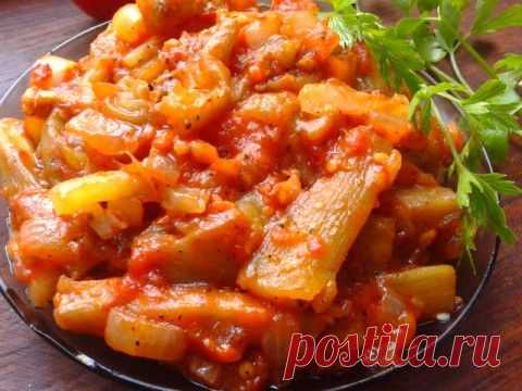 Баклажаны в томатном соусе с чесноком и сладким перцем.