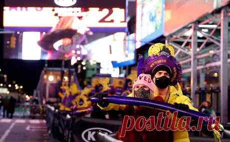 Полностью привитые жители Нью-Йорка отпразднуют Новый год на Таймс-сквер. Канун 2022 года ньюйоркцы по традиции смогут отпраздновать на Таймс-сквер, сообщил 16 ноября мэр города Билл де Блазио в онлайн-обращении к горожанам, которое опубликовано в американских изданиях, в частности в CNN.