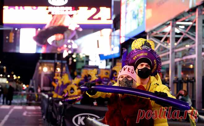 Полностью привитые жители Нью-Йорка отпразднуют Новый год на Таймс-сквер. Канун 2022 года ньюйоркцы по традиции смогут отпраздновать на Таймс-сквер, сообщил 16 ноября мэр города Билл де Блазио в онлайн-обращении к горожанам, которое опубликовано в американских изданиях, в частности в CNN.