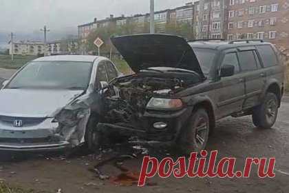 Пьяный российский подросток за рулем авто устроил ДТП с пострадавшей. В Нижнеудинске 13-летний подросток на внедорожнике врезался в другой автомобиль, есть пострадавшая. Мальчик сел за руль Mitsubishi Montero Sport. Он выехал на перекресток, но не справился с управлением и врезался в Honda Fit. В результате ДТП водителя легкового авто госпитализировали с травмами.